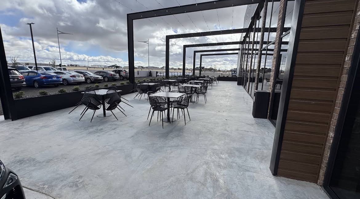 Terraza exterior con mesas